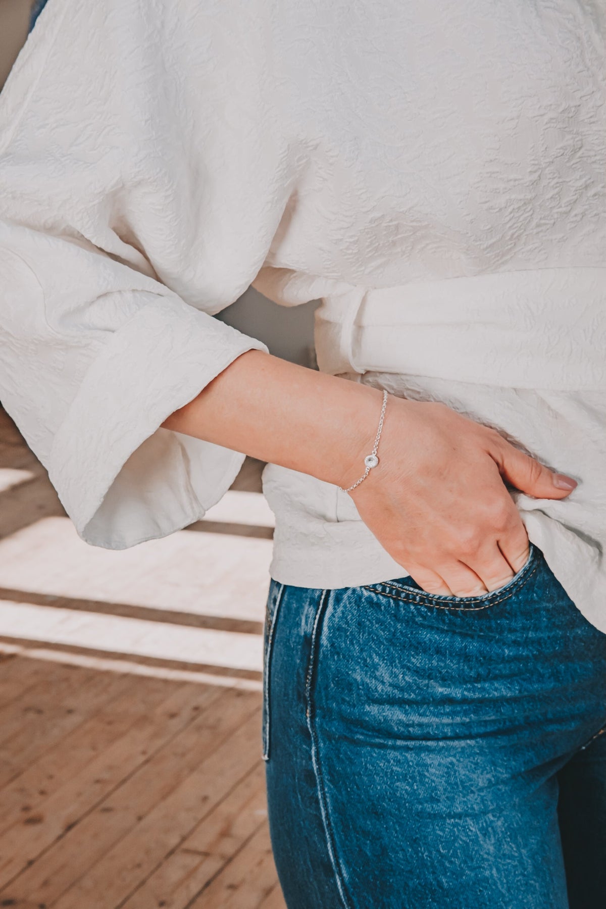 Armband i silver buret till vit blus och jeans