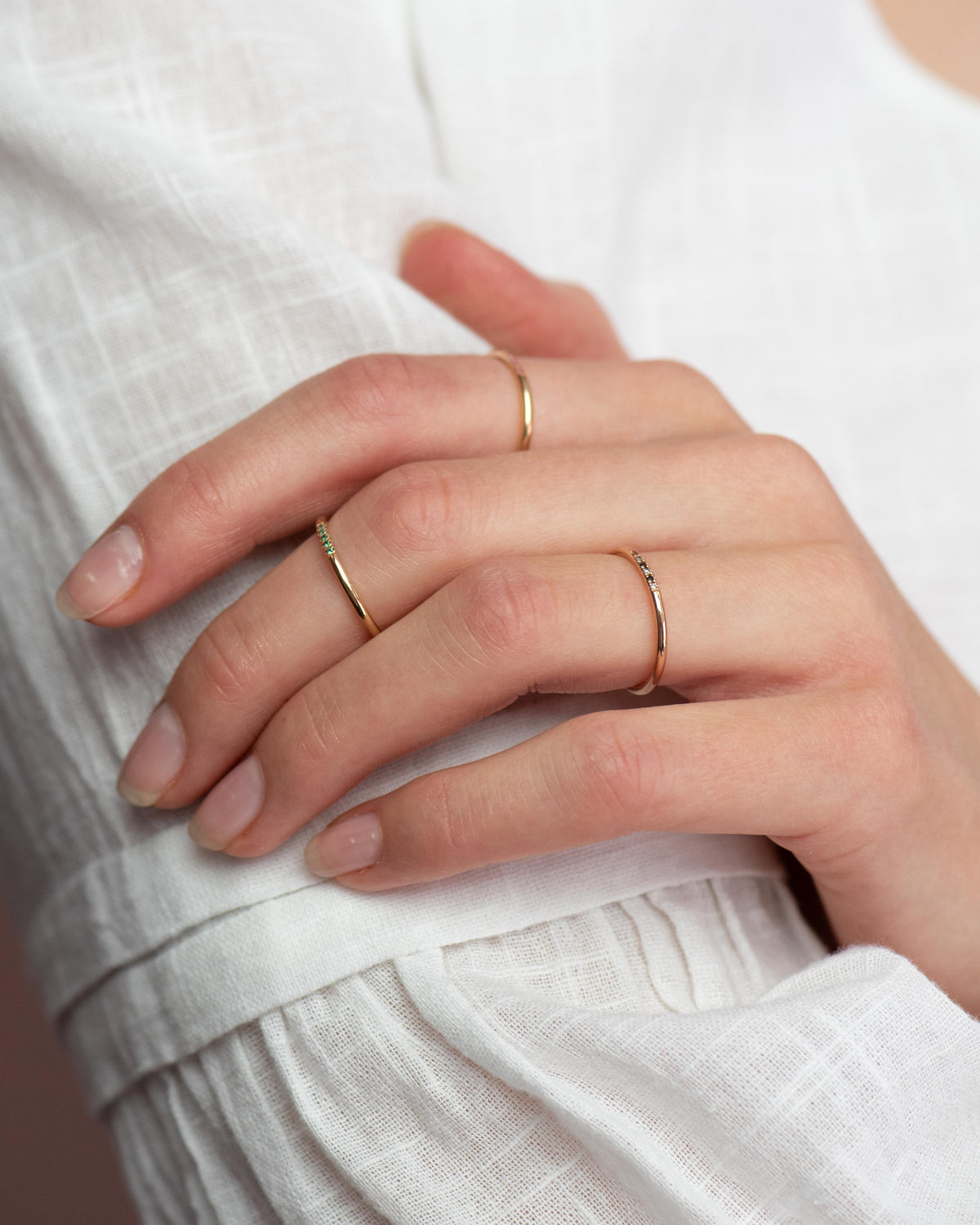 Leilu-ringar med färgade ädelstenar i 18k guld