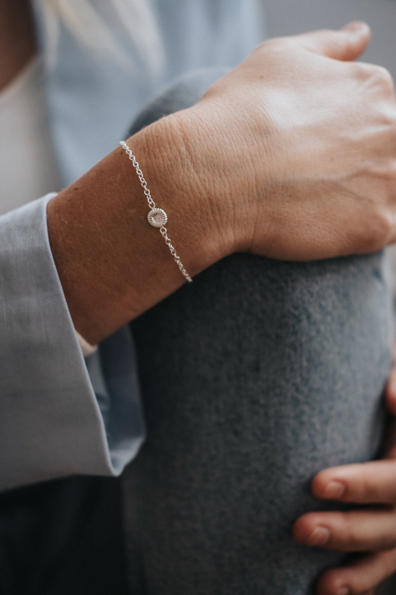 Knappkorall armband i 18k rödguld med justerbar längd och medium storlek