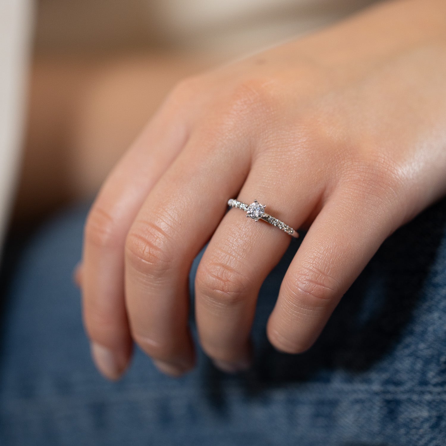 Fårö – Solitär-Ring mit Seitensteinen