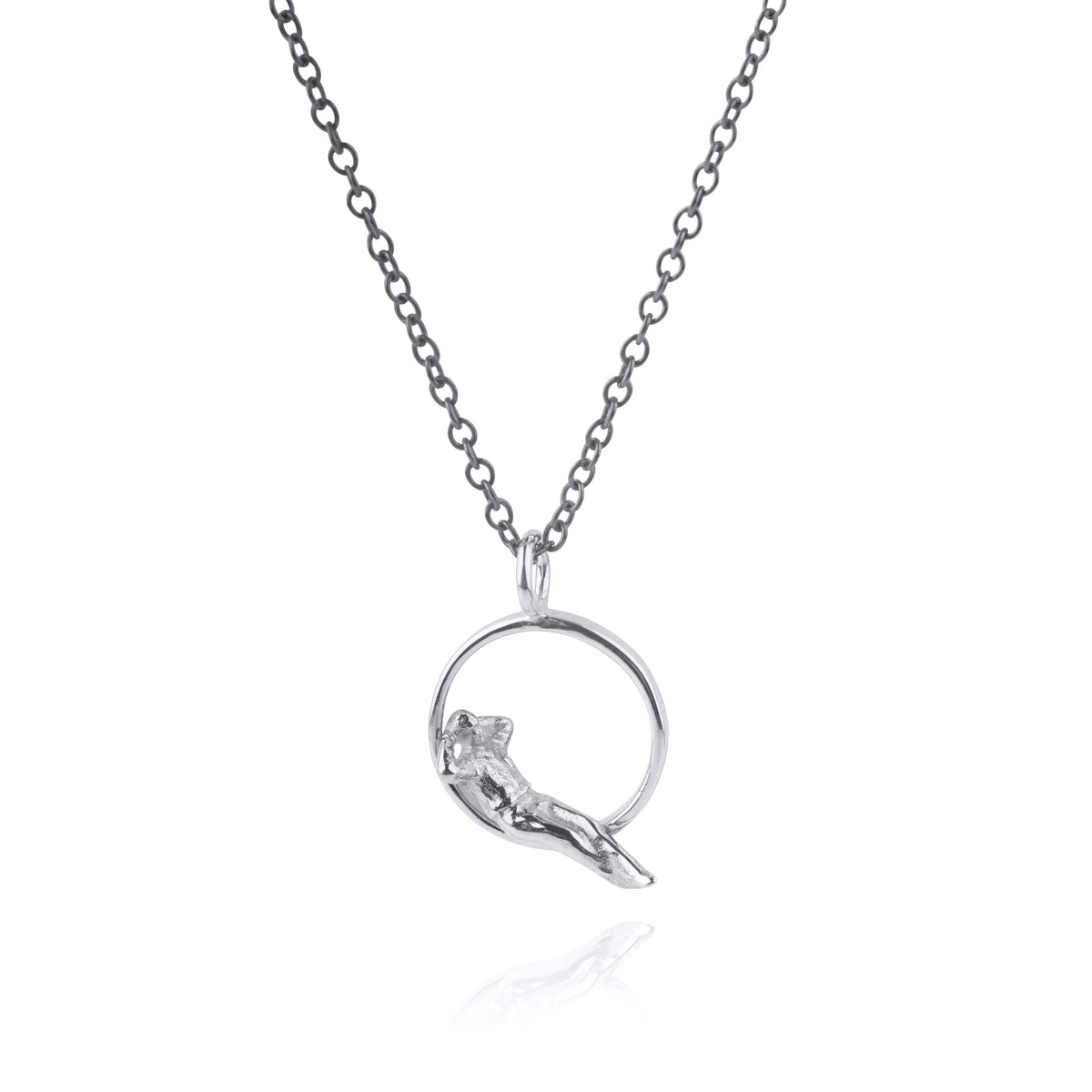 Halsbandet Egentid Herr/Unisex har en silverfärgad kedja och en liten slät berlock med cirkel och liggande figur.