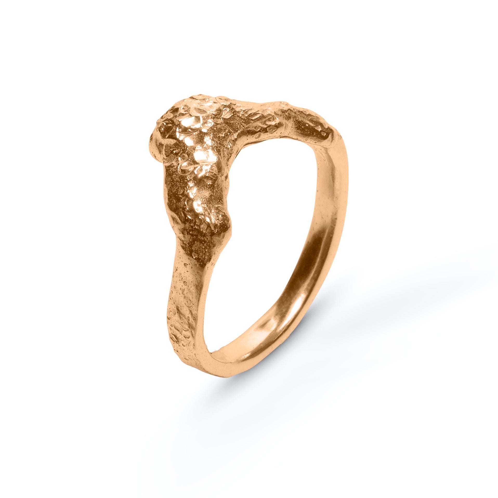 KARG Ring V-form i guld inspirerad av Gotlands karga landskap med V-formad design och elegant robust stil