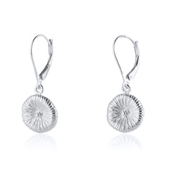 Knappkorall örhängen i silver på kort krok, framifrån