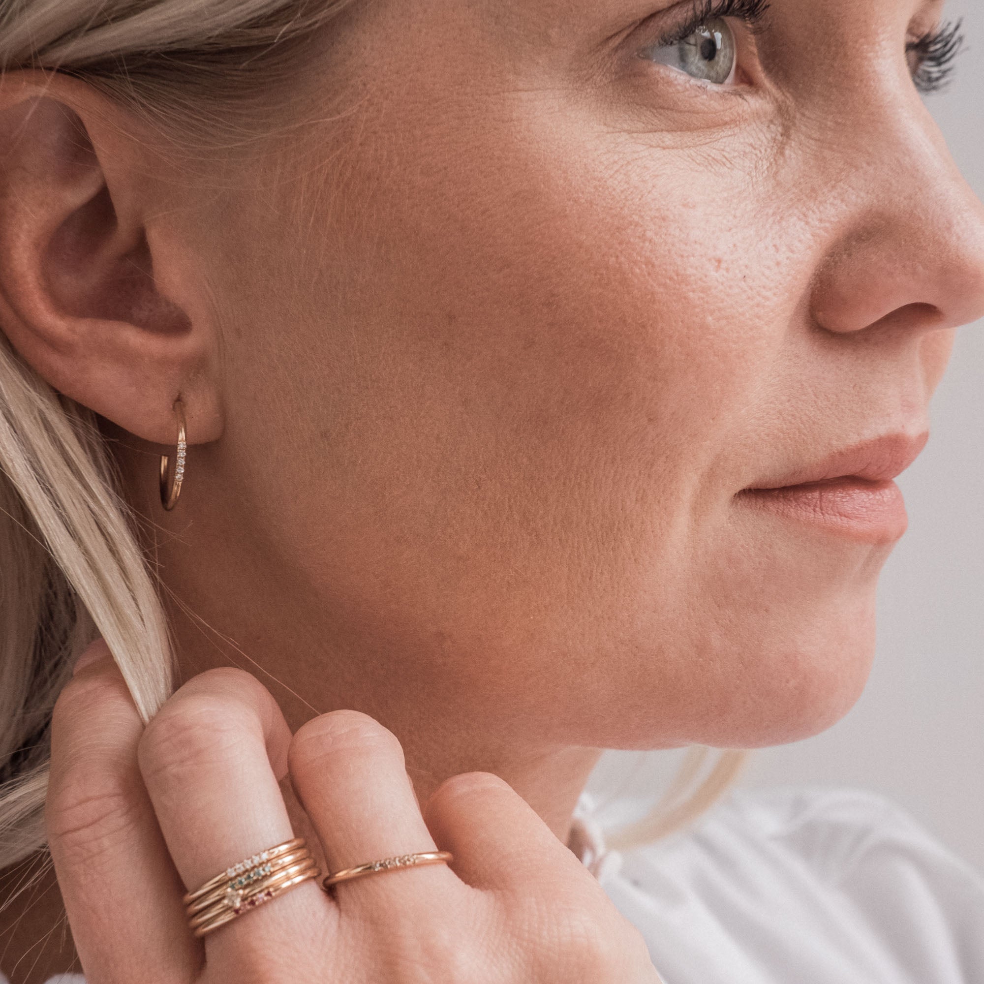 Elegant Leilu örhänge i guld på kvinna