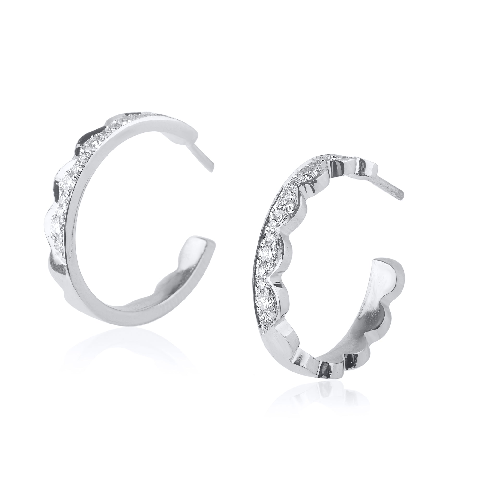 Lace örhänge i vitguld med delikat spetsmönster och elegant design från Annika Gustavsson Jewellery