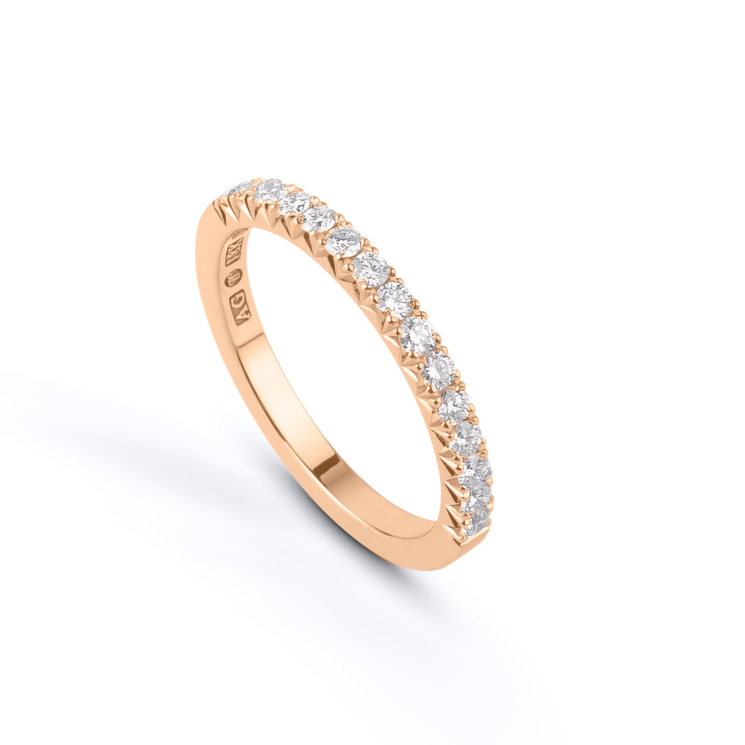Grynge – Eleganter Ring aus 18 Karat Gold mit Edelsteinen in Fischschwanz-Fassung