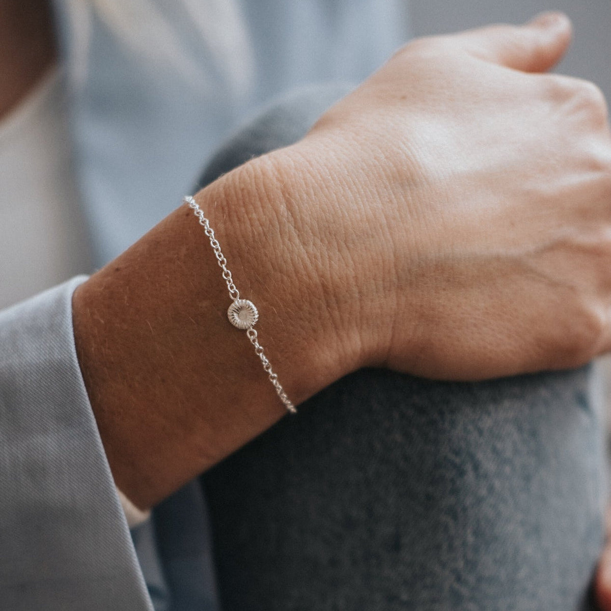 Silverarmband med tunn kedja och runt hjärthänge, en nätt 40- och 50-årspresent till kvinna att bära varje dag.