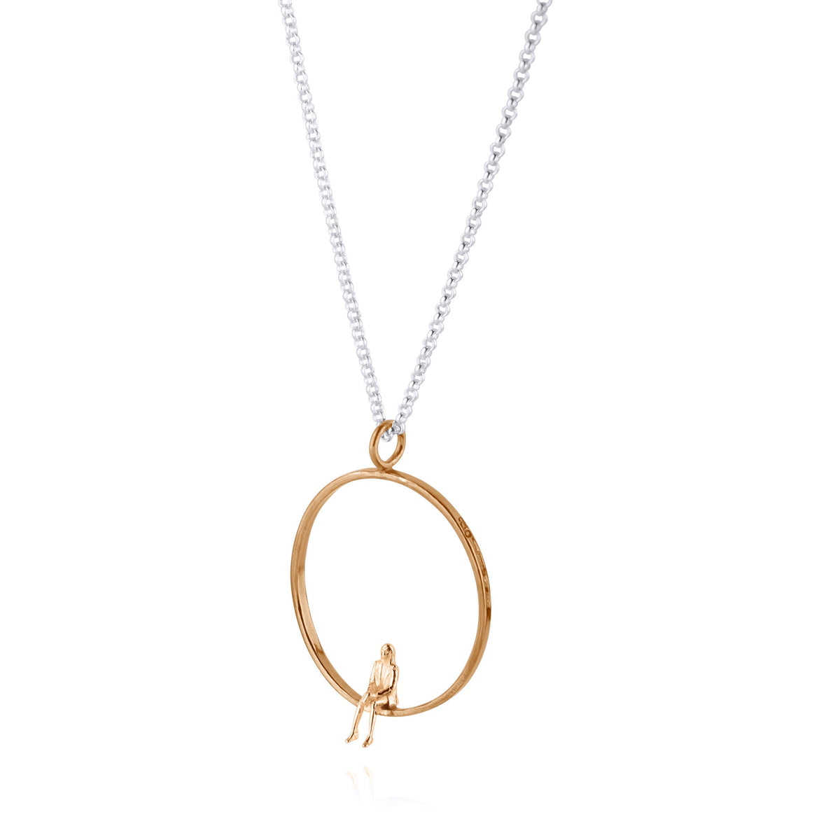Halsband med silverkedja och guldfärgad rund berlock med två figurer, Present till mamma med personlig symbolik.