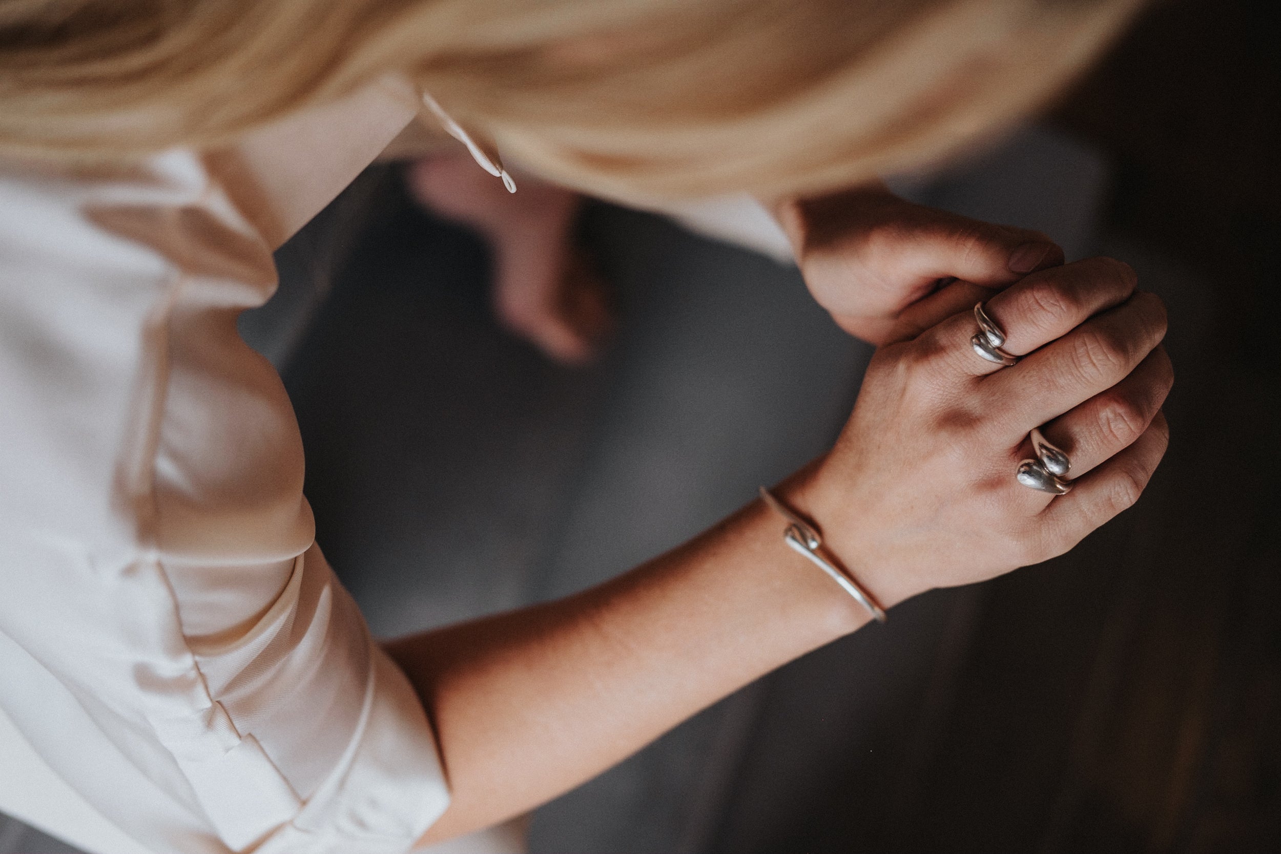 Jag vet inte vem personen är, men bilden visar en person med smycken på händerna.