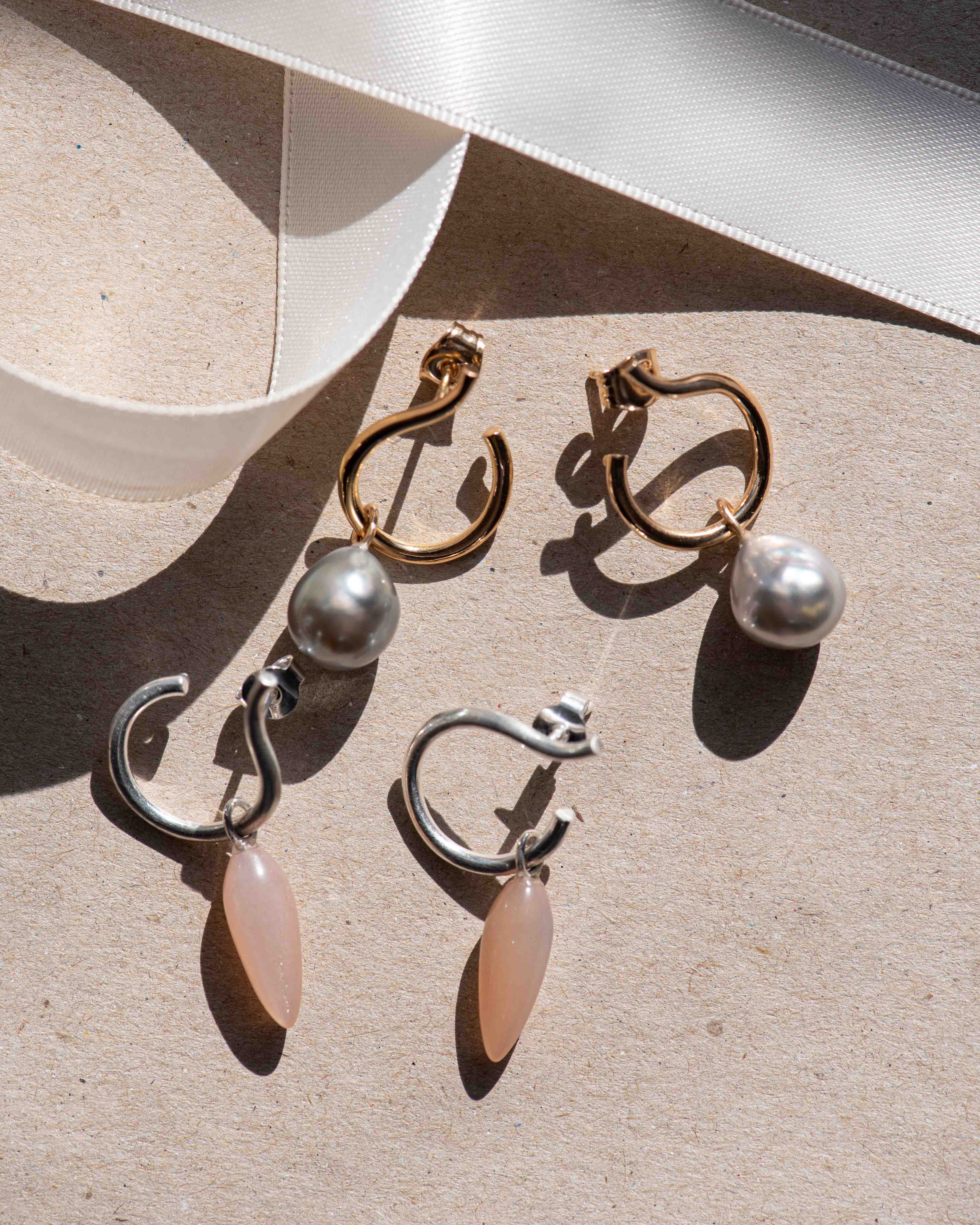 Eleganta örhängen från Martall i guld och silver med pärlor.