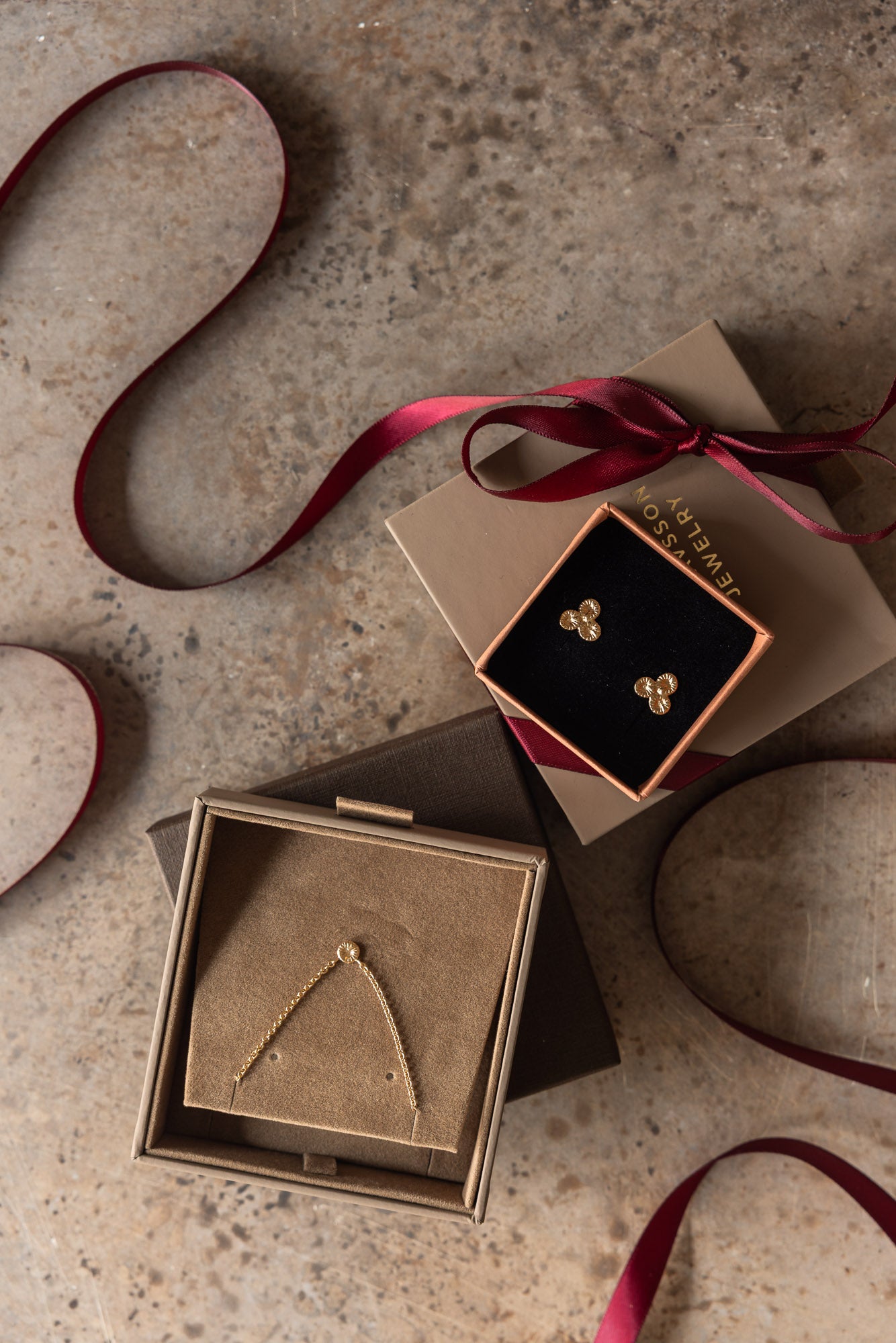 Weihnachtsset – Ohrstecker „Brissund“ mit Koralle + kleine Koralle-Halskette mit Koralle – 18 Karat Gold