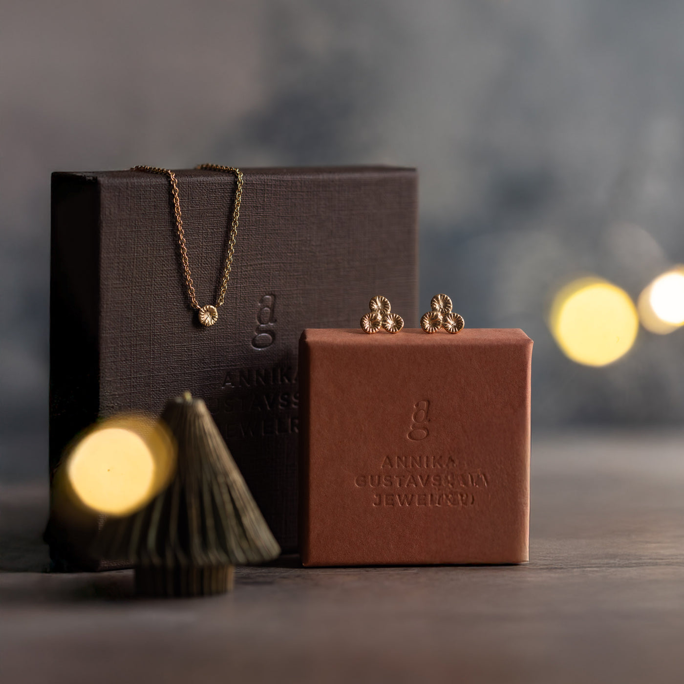 Weihnachtsset – Ohrstecker „Brissund“ mit Koralle + kleine Koralle-Halskette mit Koralle – 18 Karat Gold