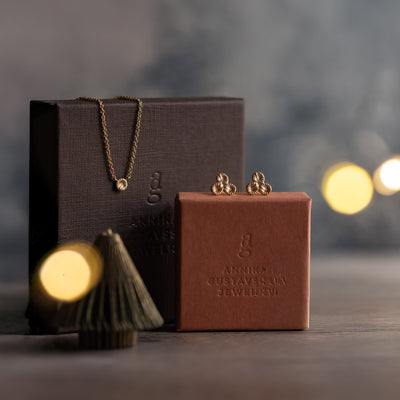 Weihnachtsset – Ohrstecker „Brissund“ mit Koralle + kleine Koralle-Halskette mit Koralle – 18 Karat Gold