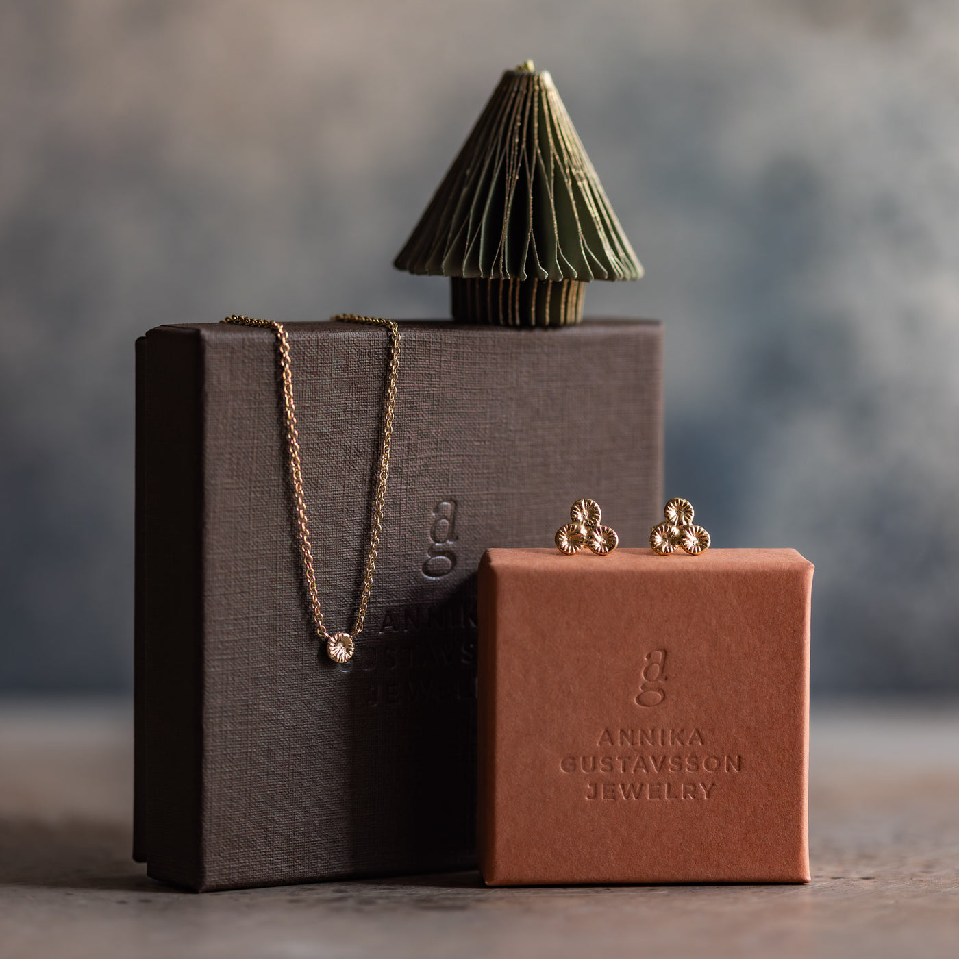 Weihnachtsset – Ohrstecker „Brissund“ mit Koralle + kleine Koralle-Halskette mit Koralle – 18 Karat Gold