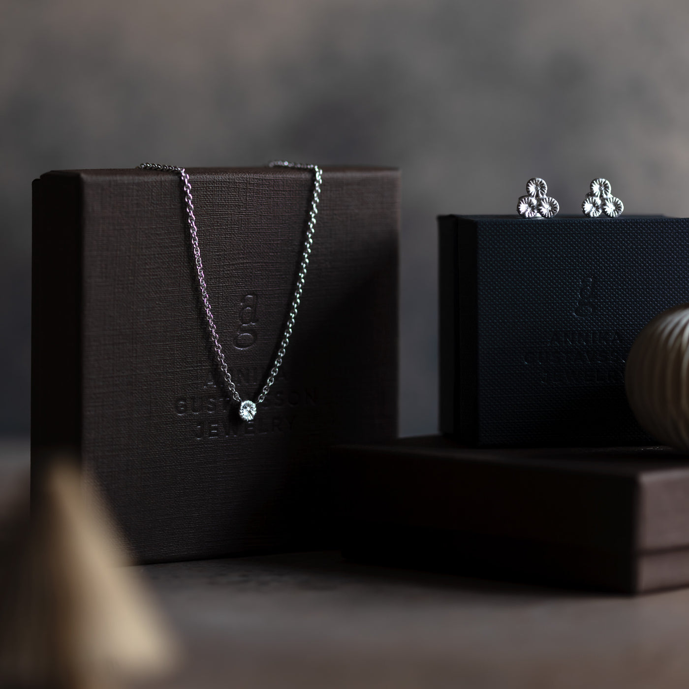 Weihnachtsset – Ohrstecker mit Koralle „Brissund“ + kleine Koralle-Halskette mit Koralle – Silber