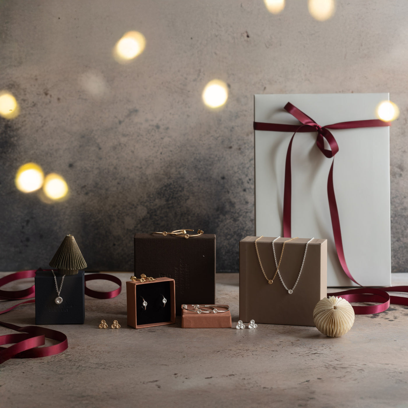 Weihnachtsset – Korallenknopf-Halskette, Weißgold mit Diamanten und Koralle + VG-Kette