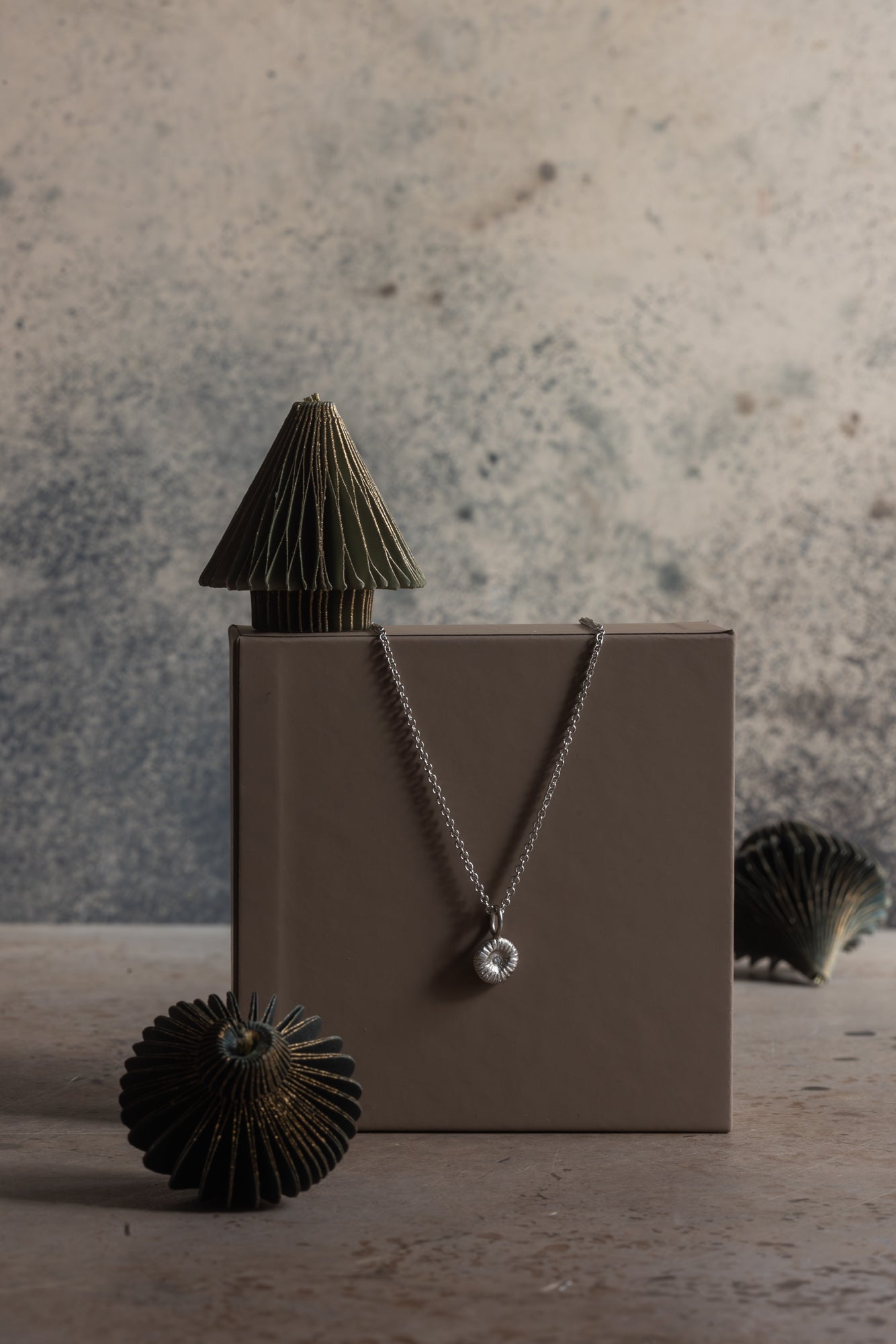 Weihnachtsset – Korallenknopf-Halskette, Weißgold mit Diamanten und Koralle + VG-Kette