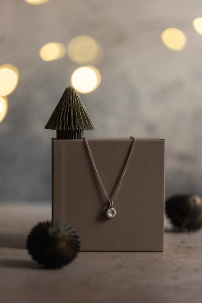Weihnachtsset – Korallenknopf-Halskette, Weißgold mit Diamanten und Koralle + VG-Kette