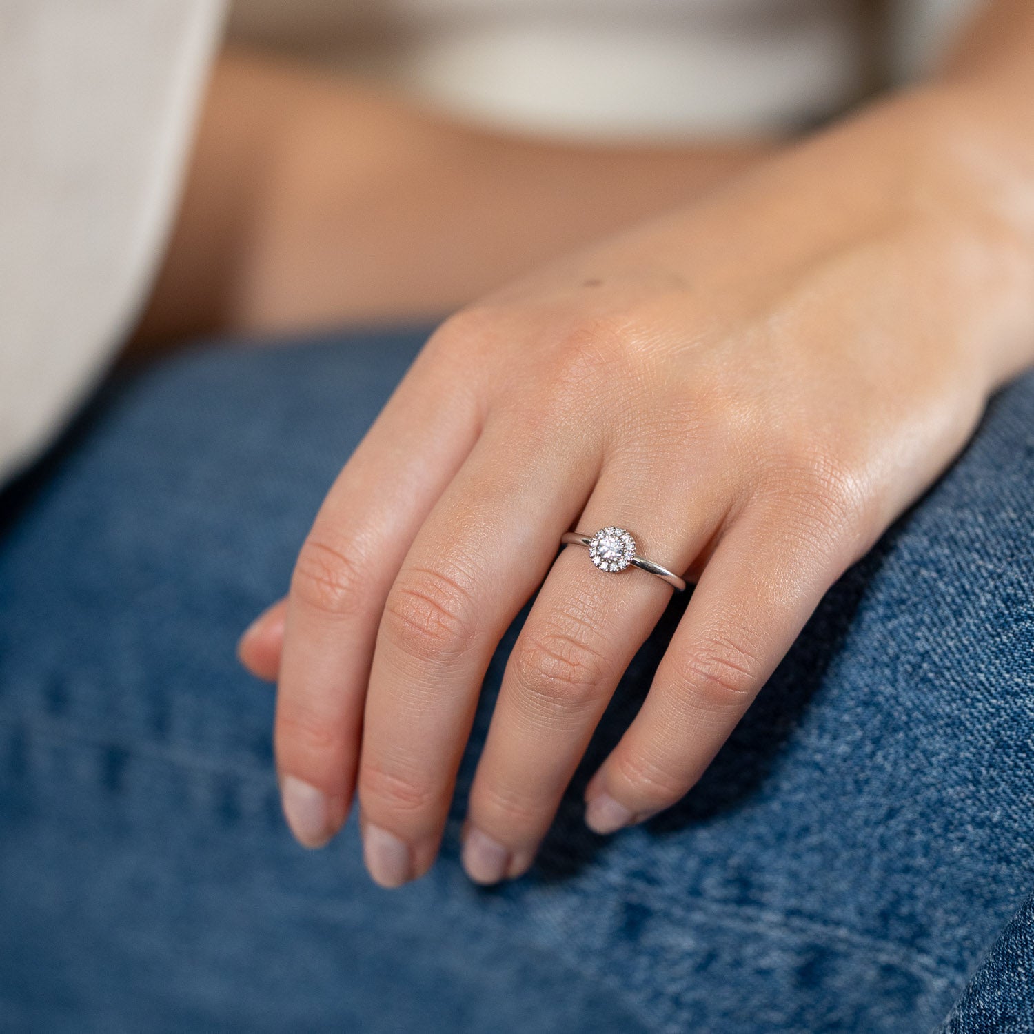 Själsö – Schmaler Solitär-Ring in 18k Gold mit Brillantkranz