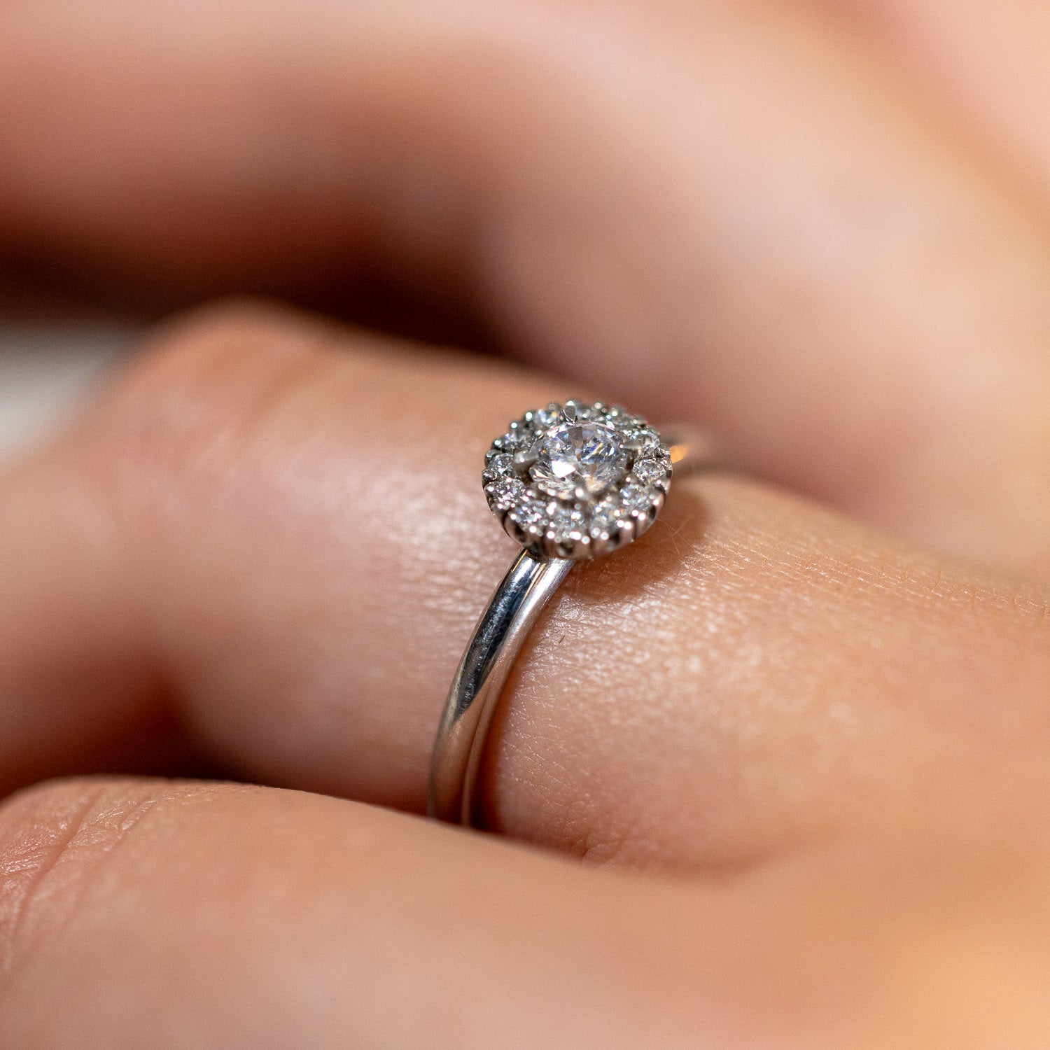 Själsö – Schmaler Solitär-Ring in 18k Gold mit Brillantkranz