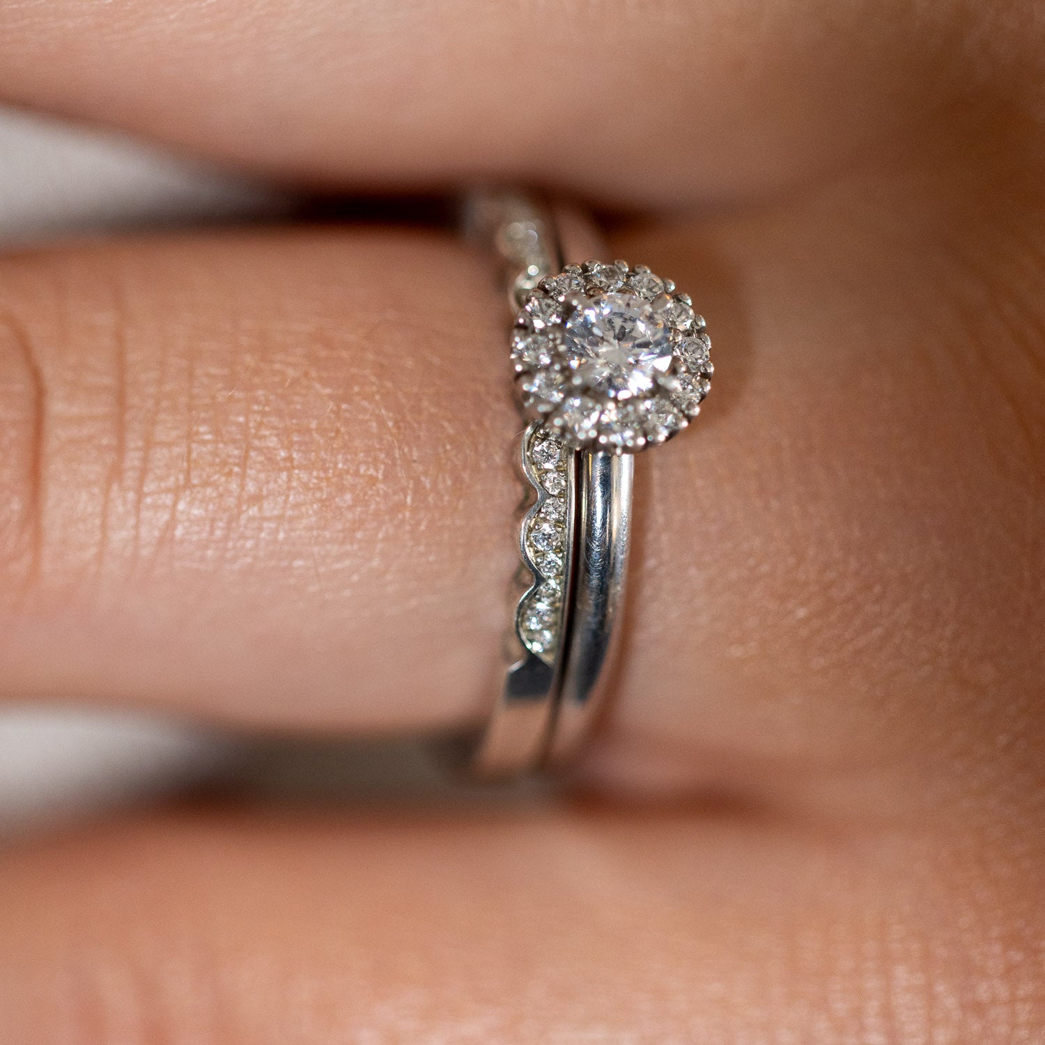 Själsö – Schmaler Solitär-Ring in 18k Gold mit Brillantkranz