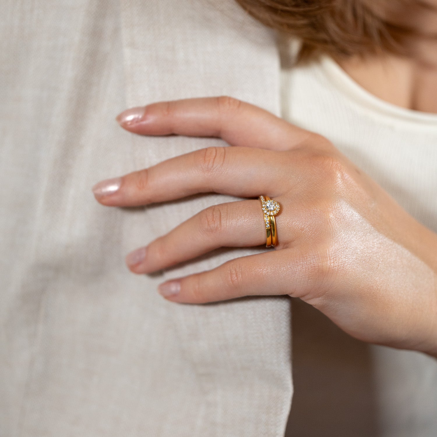 Själsö – Schmaler Solitär-Ring in 18k Gold mit Brillantkranz