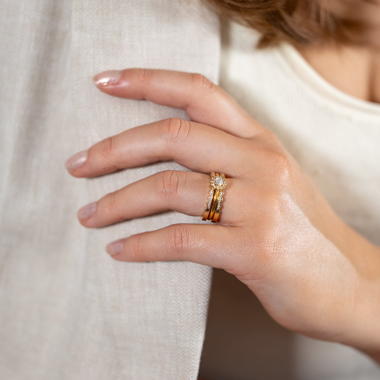 Själsö – Schmaler Solitär-Ring in 18k Gold mit Brillantkranz