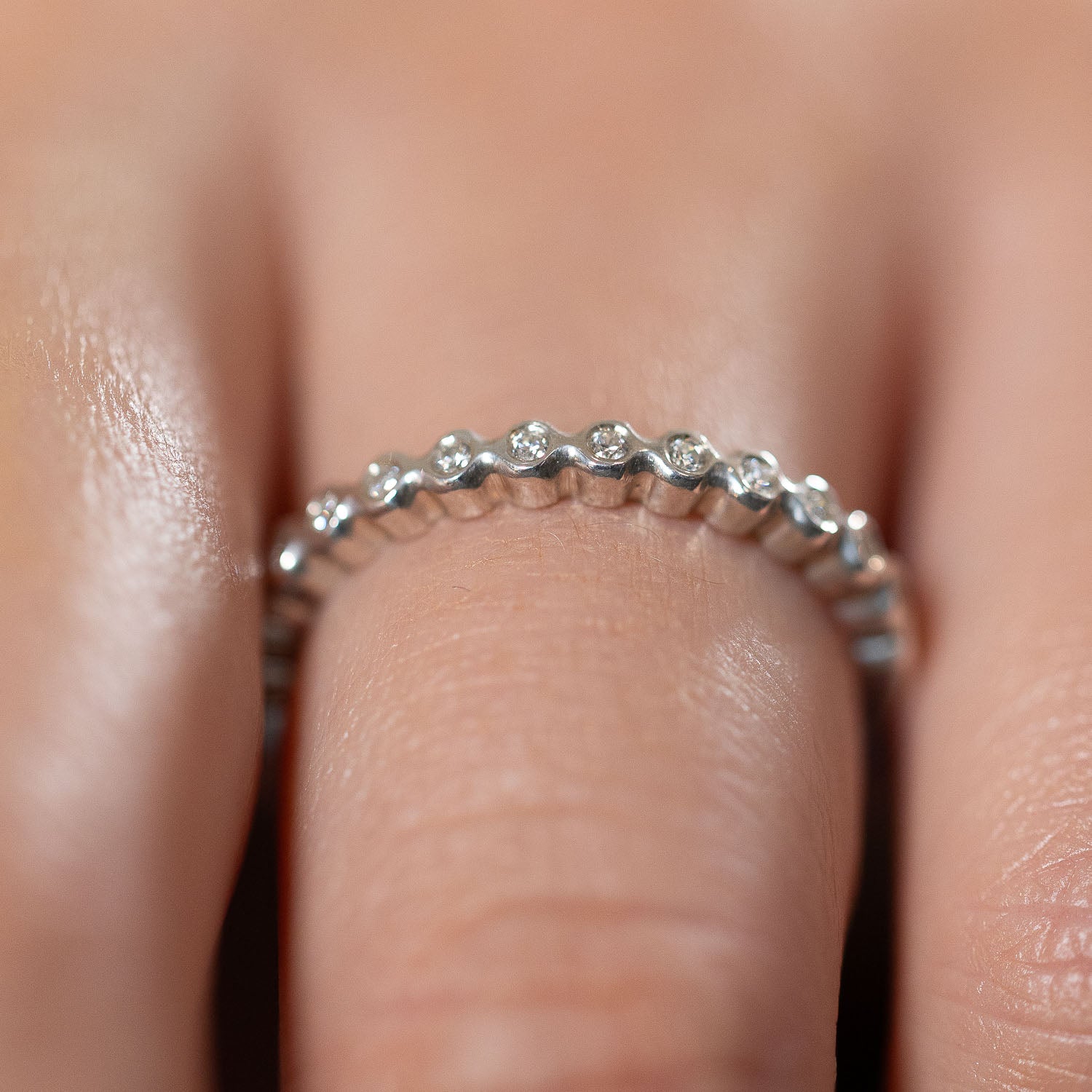 Schlichter Ring mit schwarzem Stein