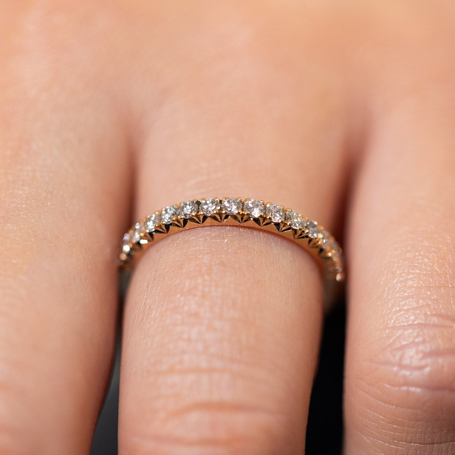 Grynge – Eleganter Ring aus 18 Karat Gold mit Diamanten in Fishtail-Fassung