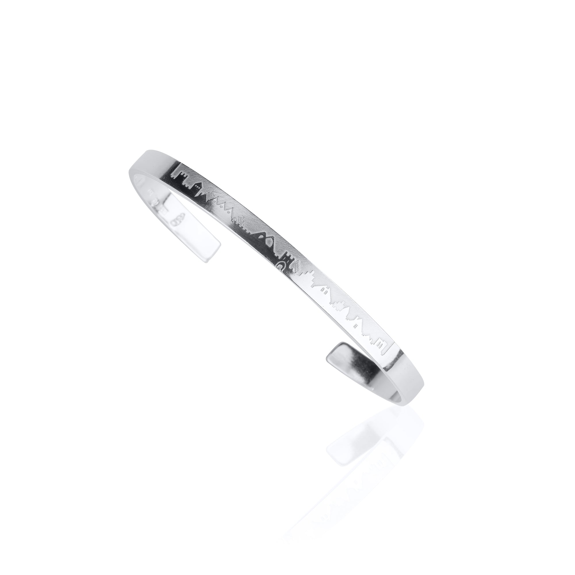 VISBY armband med detaljerad handgraverad siluett från Visby stad