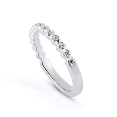 Schlichter Ring mit schwarzem Stein