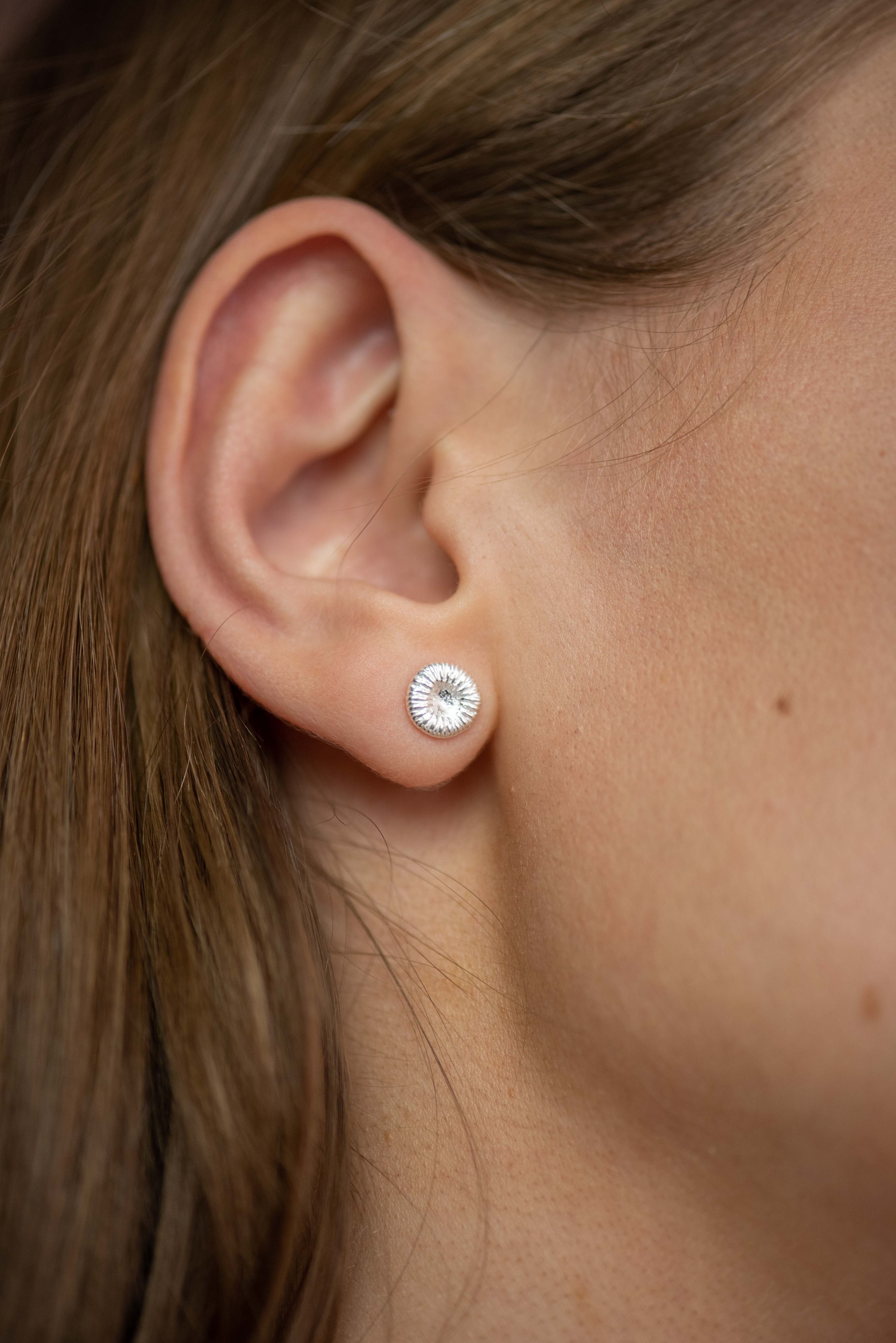 Knopfkoralle - Ohrring mittel