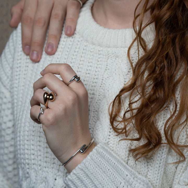 Got Your Back ring i 18k guld, elegant och liten design.