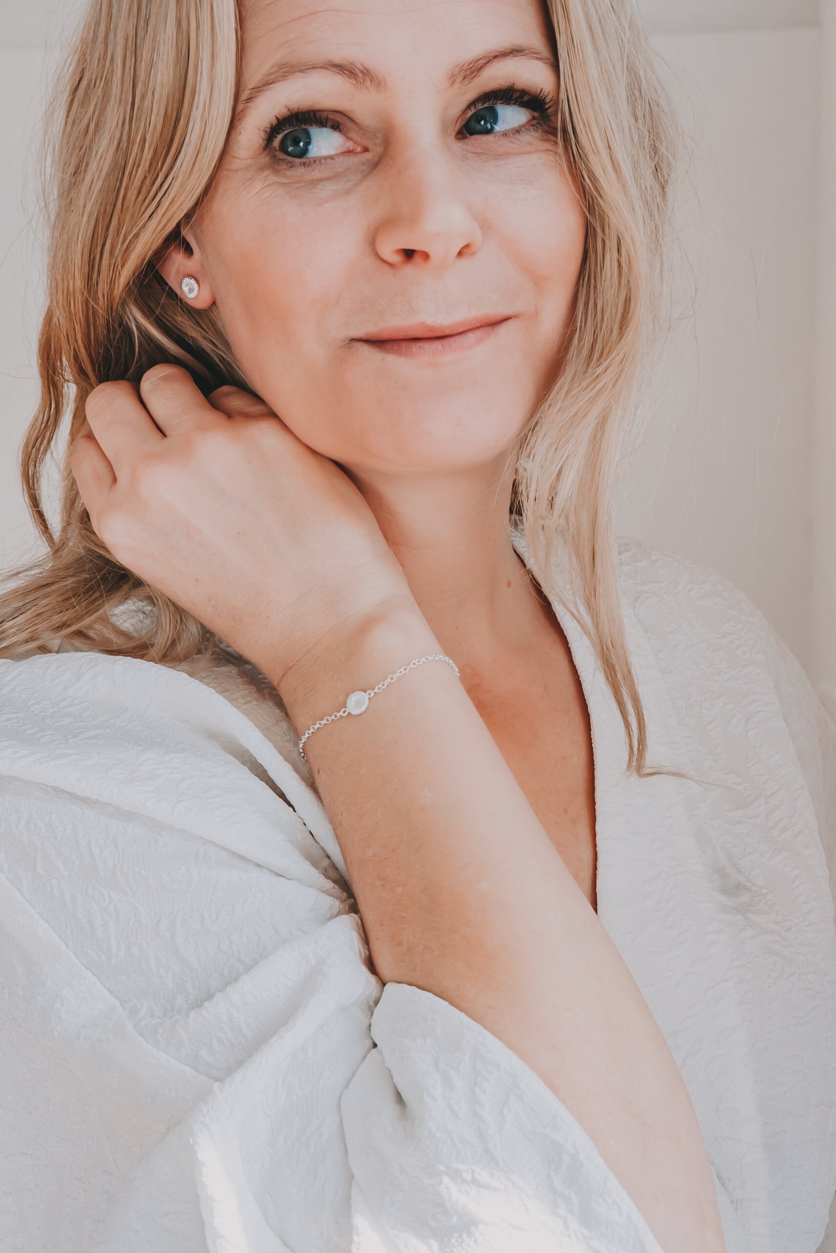 Silverarmband med knappkorall på kvinna