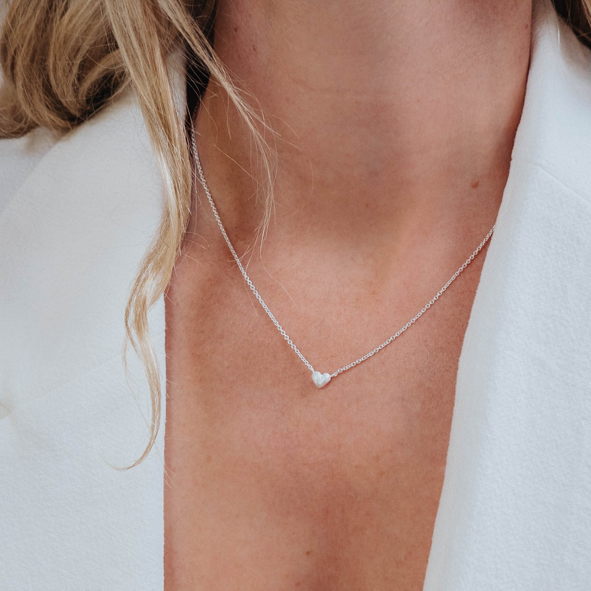 Silverhalsband Heart of Gotland på modell