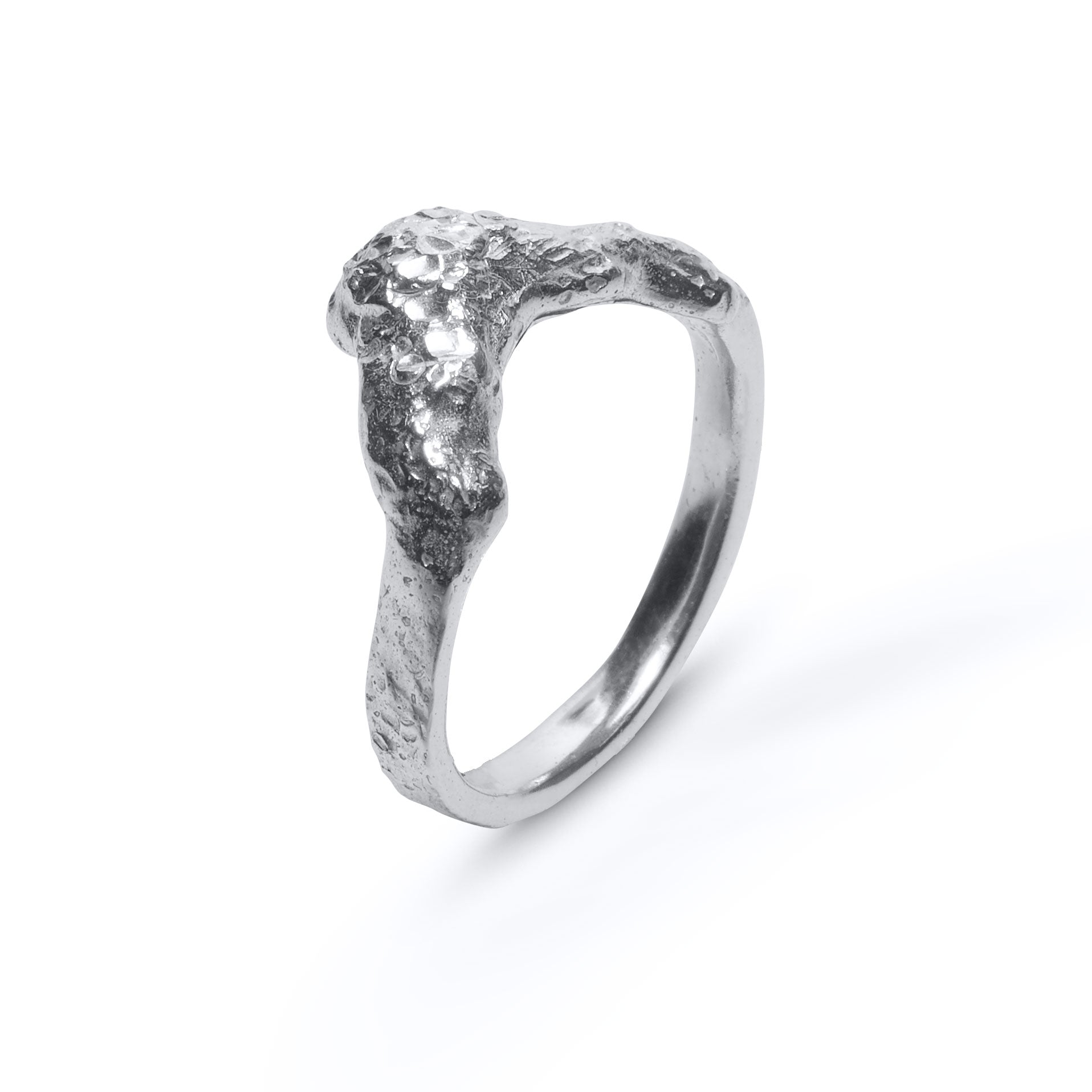 KARG ring i silver, V-form inspirerad av Gotlands natur