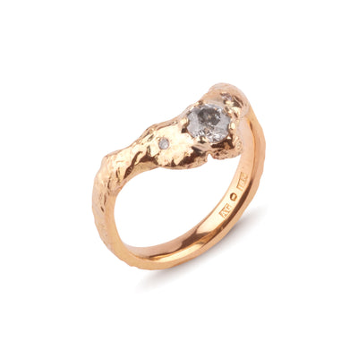 KARG – „Hällmark“-Goldring mit Salz- und Pfefferdiamant