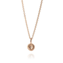 Detalj av guldberlock med knappkorall