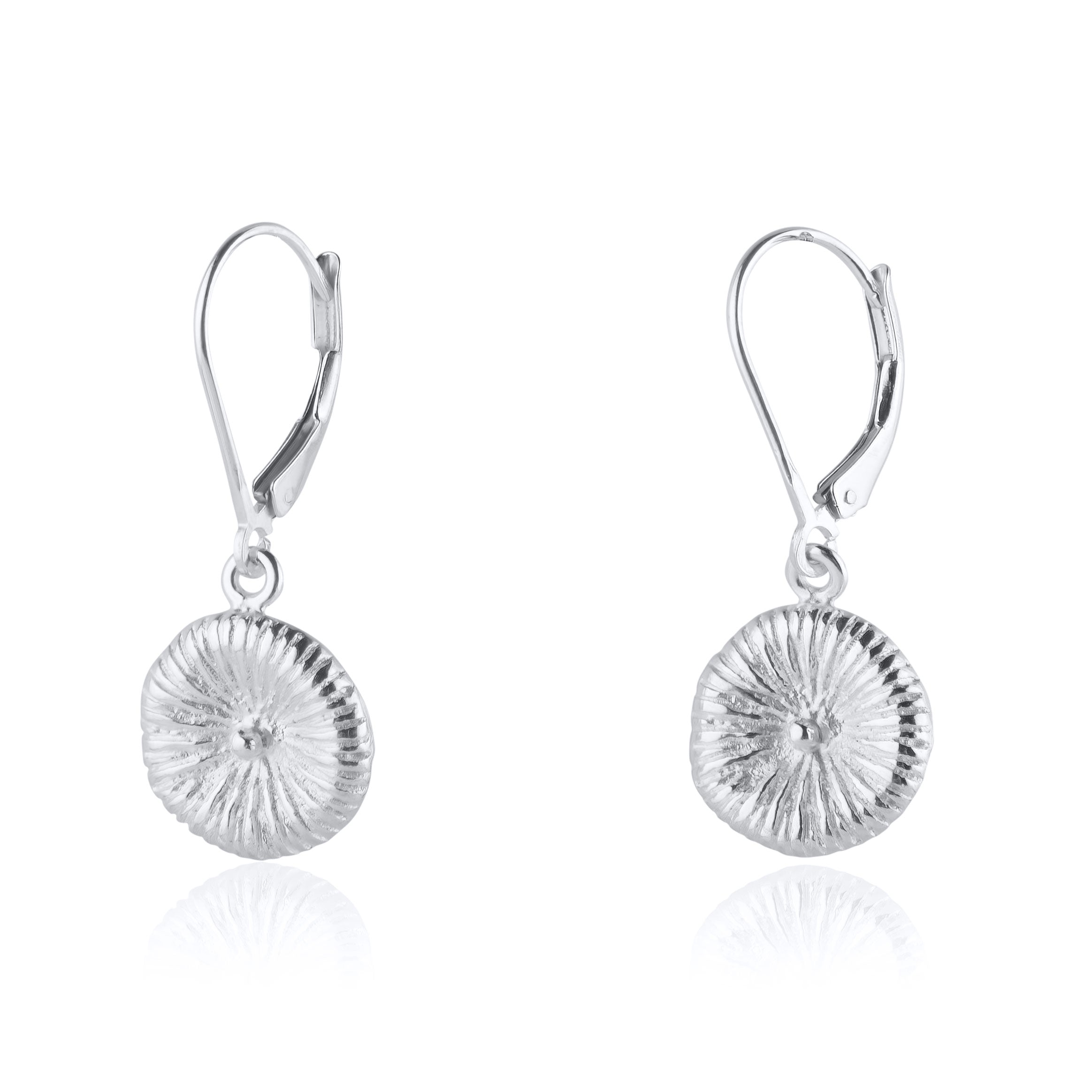 Knappkorall örhängen i silver på kort krok, framifrån