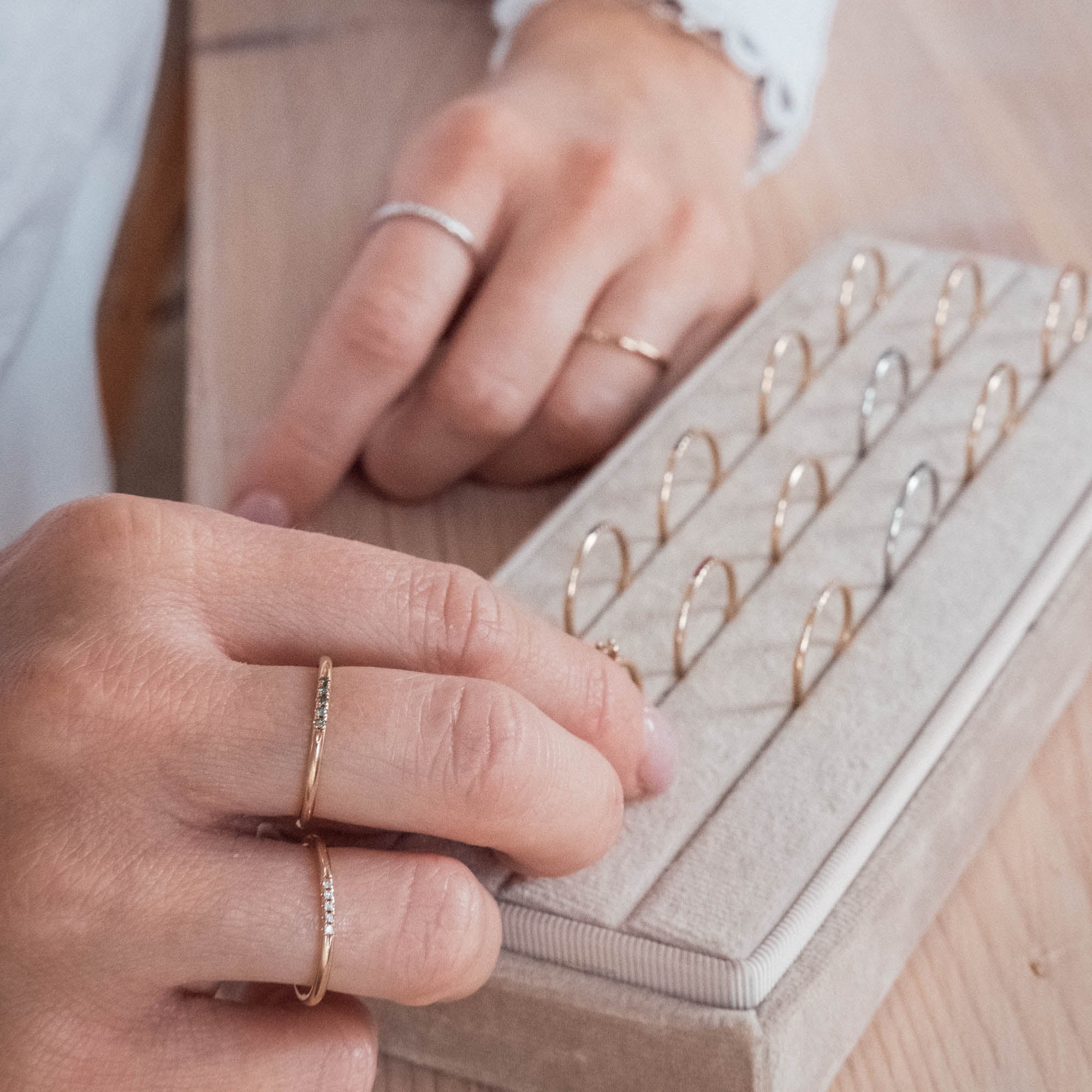 Leilu Ring - 18k guld i smyckesdisplay