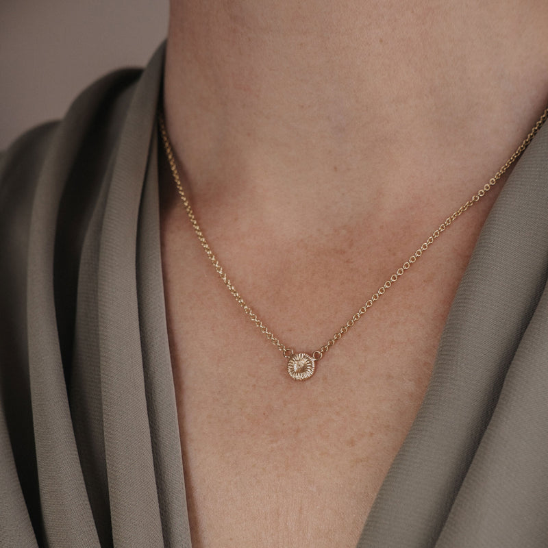 Knappkorall halsband i guld på modell