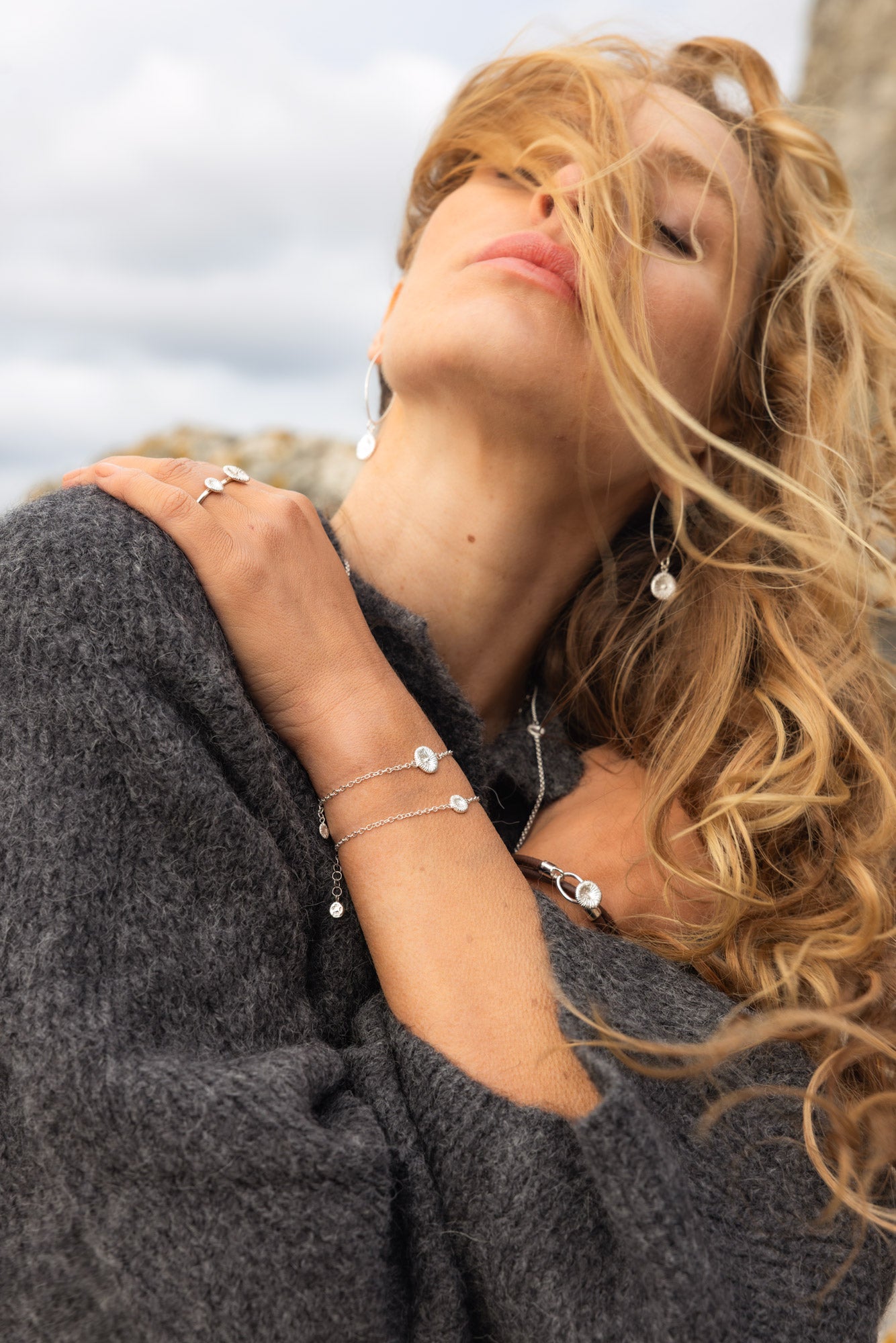 Knopfkoralle - Ohrringe an einem langen Haken