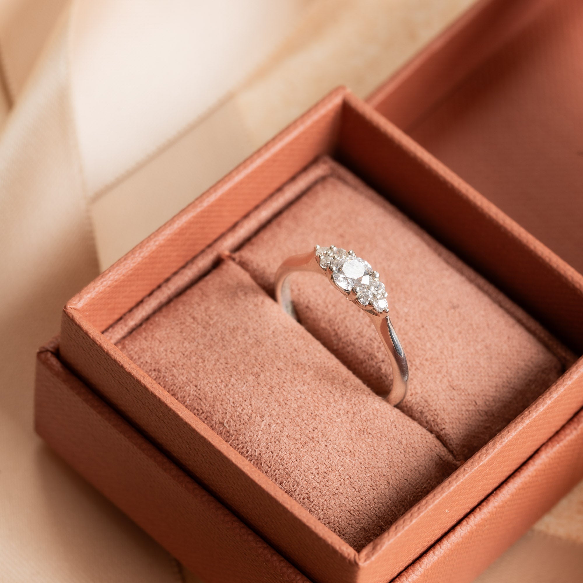 Großer Stein mit 6 kleinen Steinen