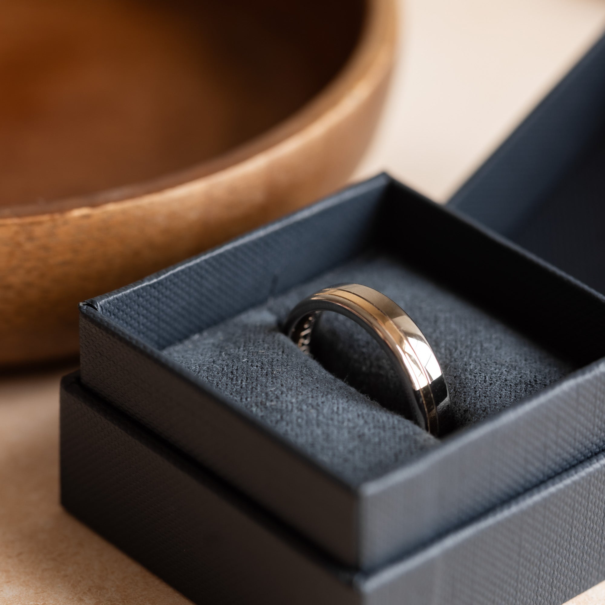 Herrvik – Ring aus Weißgold mit Rillen aus Rotgold