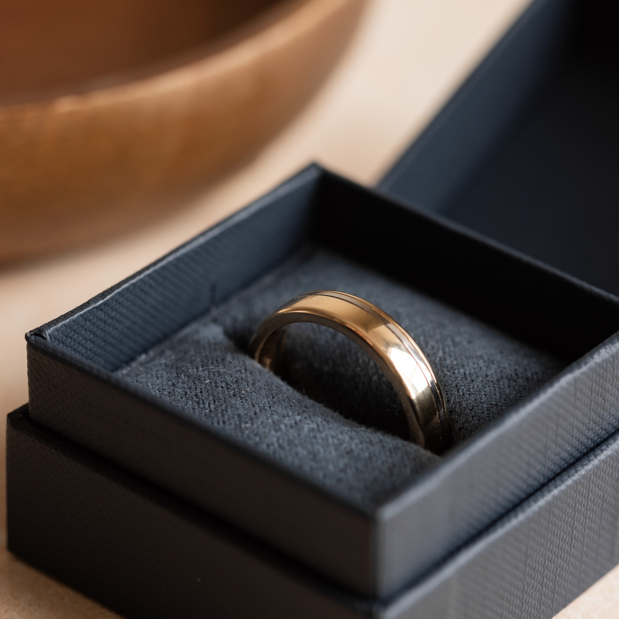 Herrvik-Ring aus Rotgold mit Rillen aus Weißgold