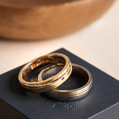 Herrvik – Ring aus Weißgold mit Rillen aus Rotgold