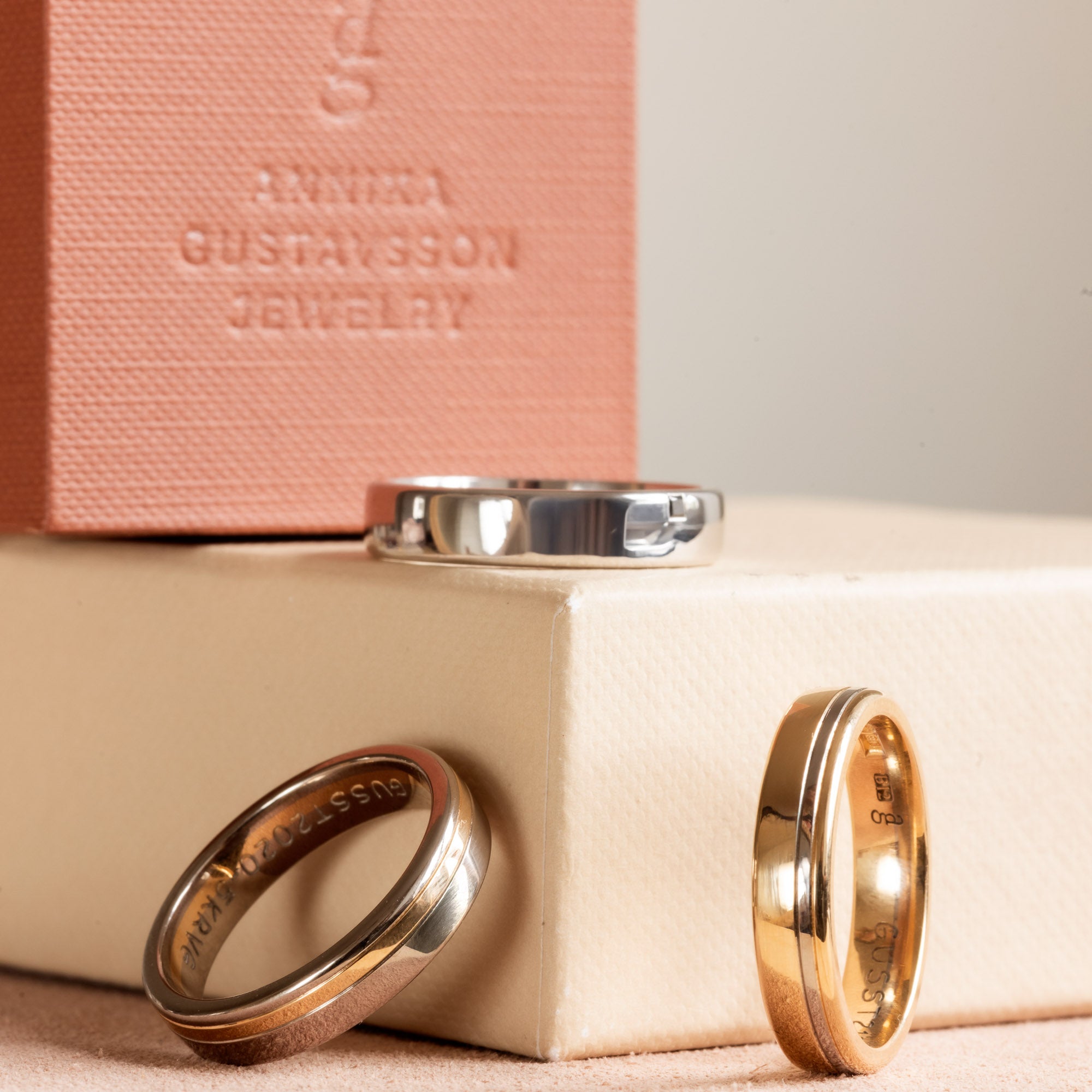 Herrvik-Ring aus Rotgold mit Rillen aus Weißgold