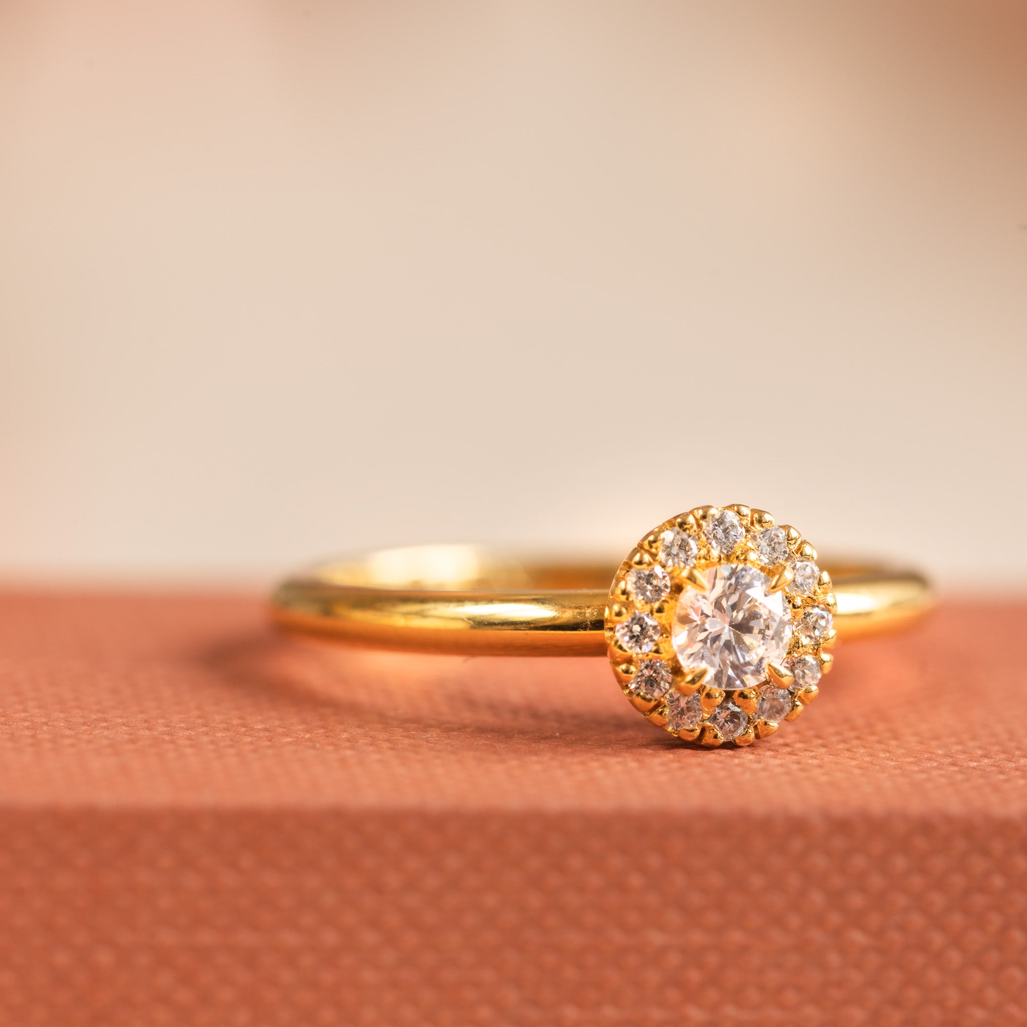 Själsö – Schmaler Solitär-Ring in 18k Gold mit Brillantkranz
