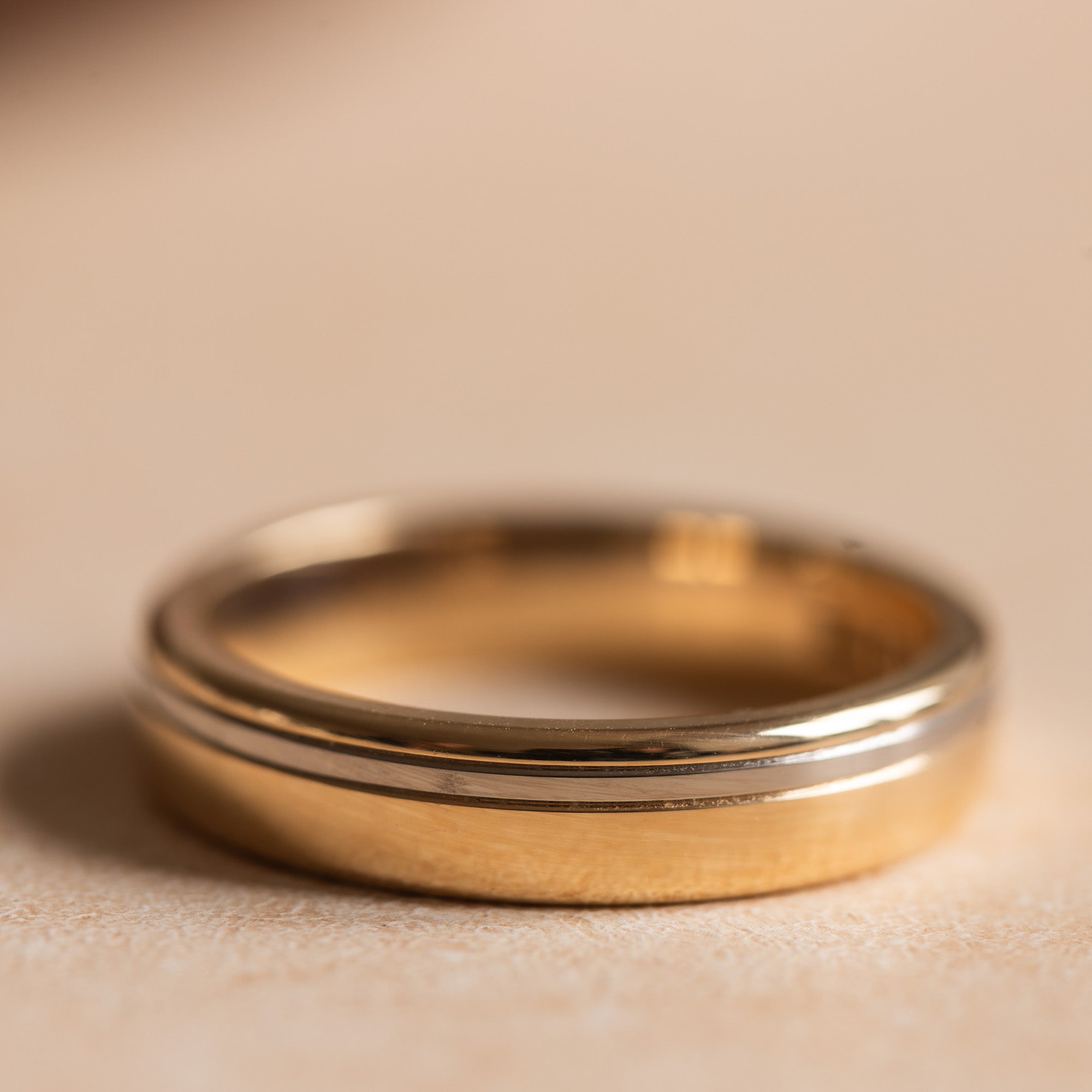 Herrvik-Ring aus Rotgold mit Rillen aus Weißgold