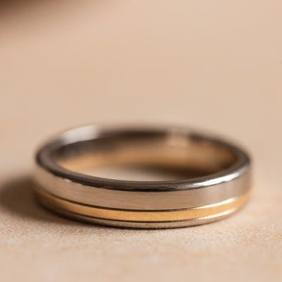 Herrvik – Ring aus Weißgold mit Rillen aus Rotgold